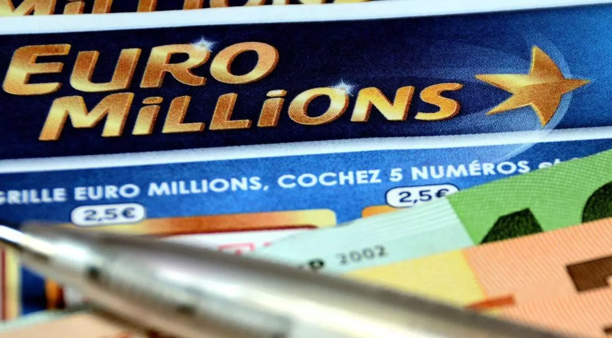 În această ilustrație foto, un pix și bancnote de euro pe biletele Euromillions. Foto: Hepta.