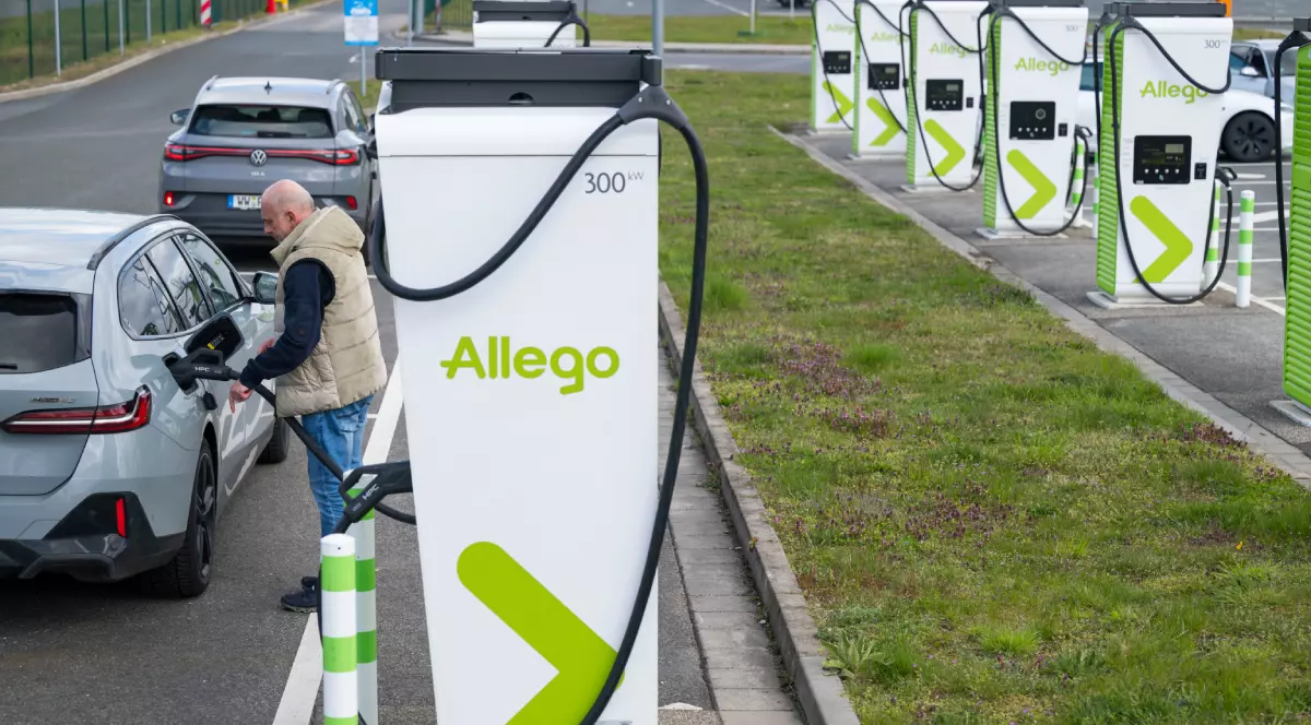 Două masini electrice, la statiile de incarcare.