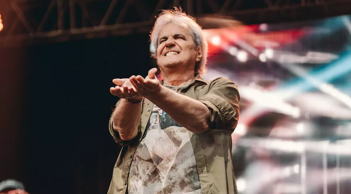 Cristi Minculescu pe scena de la Arenele Romane din București la concertul Iris - Primii 45+1 | Foto: Miluță Flueraș