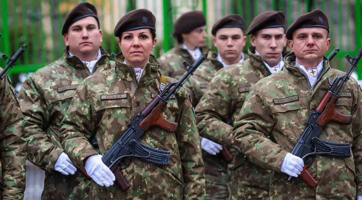 Militari români defilează cu armele Kalașnikov
