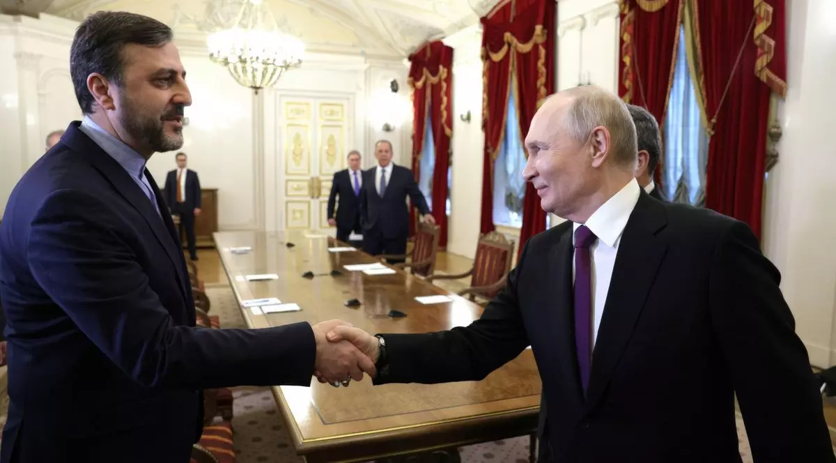 Kazem Gharibabadi (stânga) dă mâna cu Vladimir Putin, după care amenință SUA Foto: Profimedia