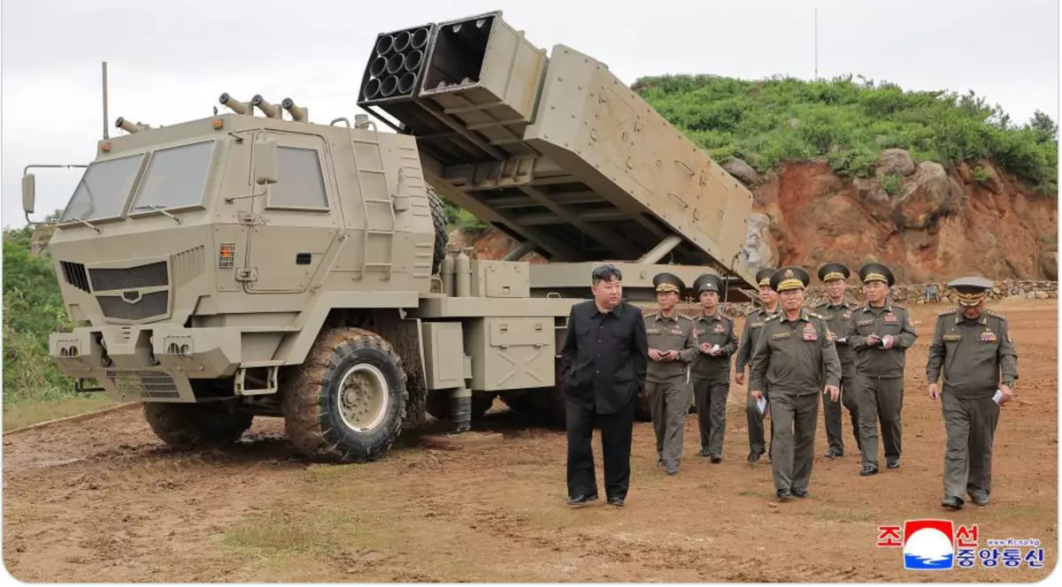 Kim Jong-un (în prim-plan) se afișează la presupuse teste cu rachete de croazieră ghidate de inteligența artificială. Fotografie difuzată de presa de stat de la Phenian Captură X @nexta_tv