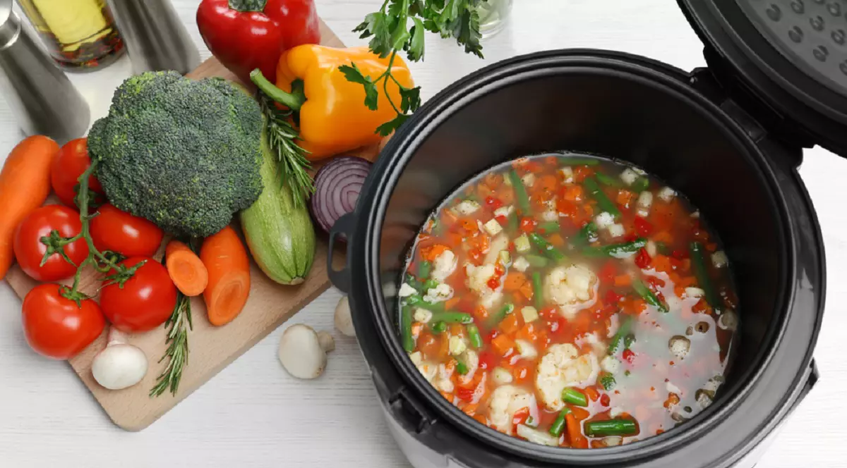 Mănânci sănătos, dar n-ai timp? Cinci idei de mese One-Pot care se gătesc singure - Imagine cu o oalămulticooker în care se află legume in apă, alături de alte legume