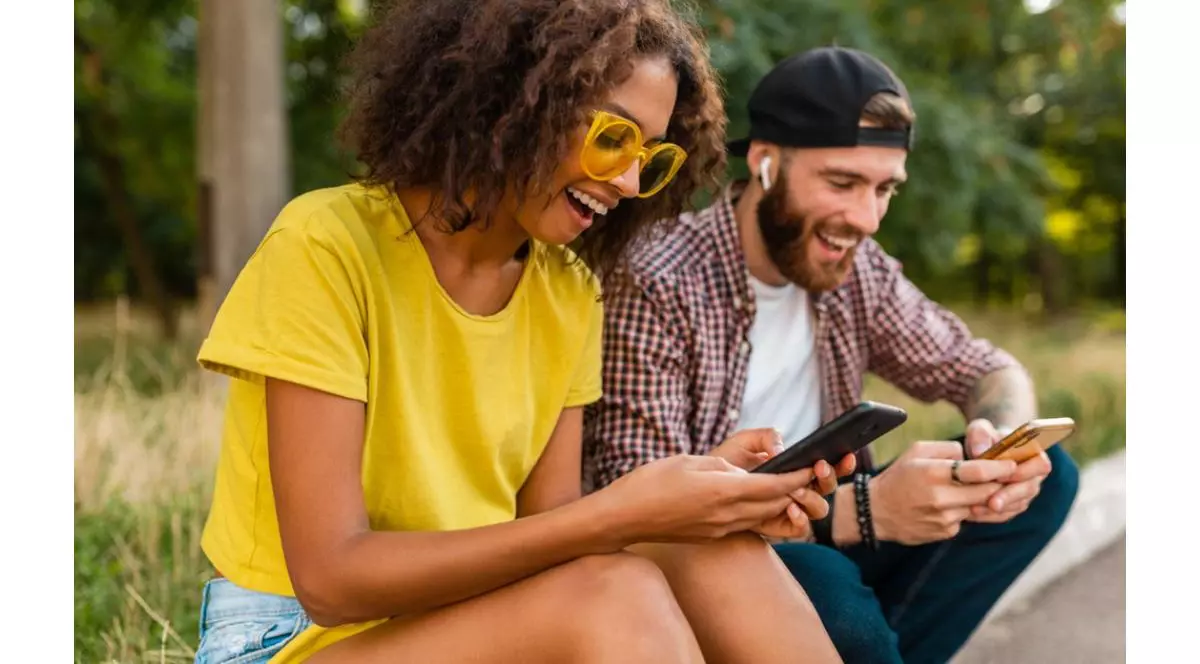eSIM vs cartela prepay: ce e mai ieftin și mai simplu când pleci în vacanță