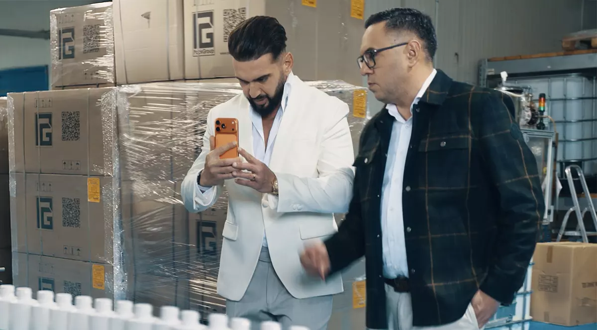 În culisele „Fără Sense”: Dorian Popa a creat panică într-o fabrică de săpun din România! Angajații au crezut că se vinde firma când s-au trezit cu el în fabrică