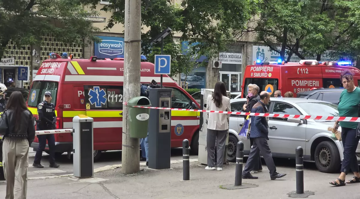 Pompierii au intervenit după ce un lift a căzut în incinta Ministerului Transporturilor