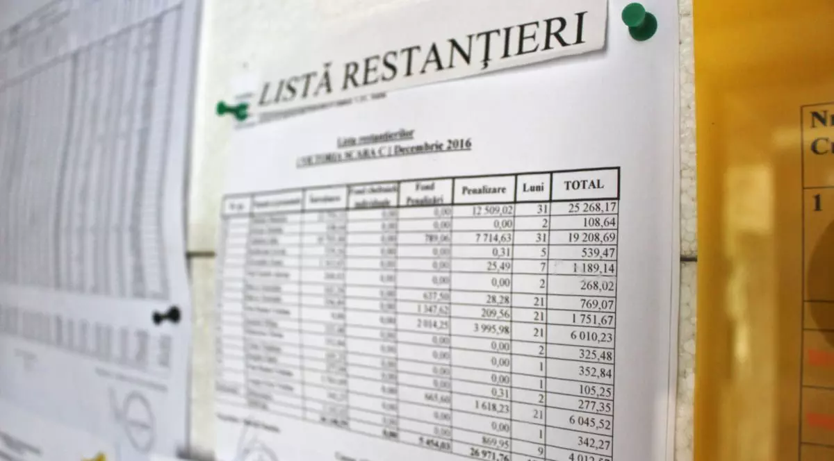 O listă cu restanțieri afișată la avizierul unui bloc din București, 21 mai 2026