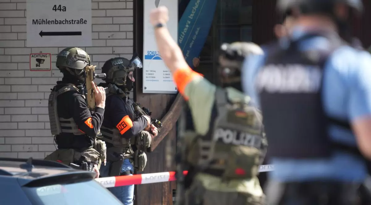 Polițiști înarmați lângă banca în care se află ostatici, Sinzig, Germania.