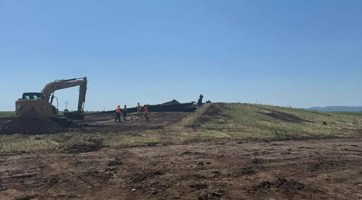 Șantierul pasajului suprateran care va fi construit la Băicoi, la intersecția drumului național DN 1 cu drumul județean DJ 215