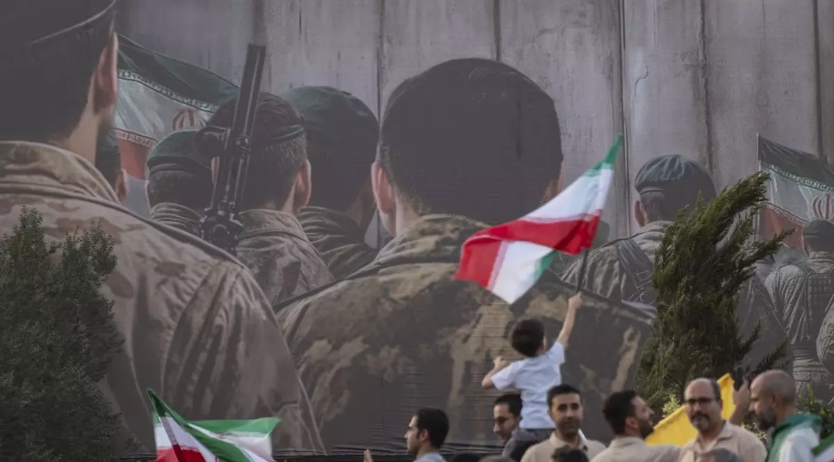 Mai mulți bărbați iranieni fotografiați în fața unui panou imens de propagandă pentru Gărzile Revoluționare. Imagine cu caracter ilustrativ Foto: Profimedia