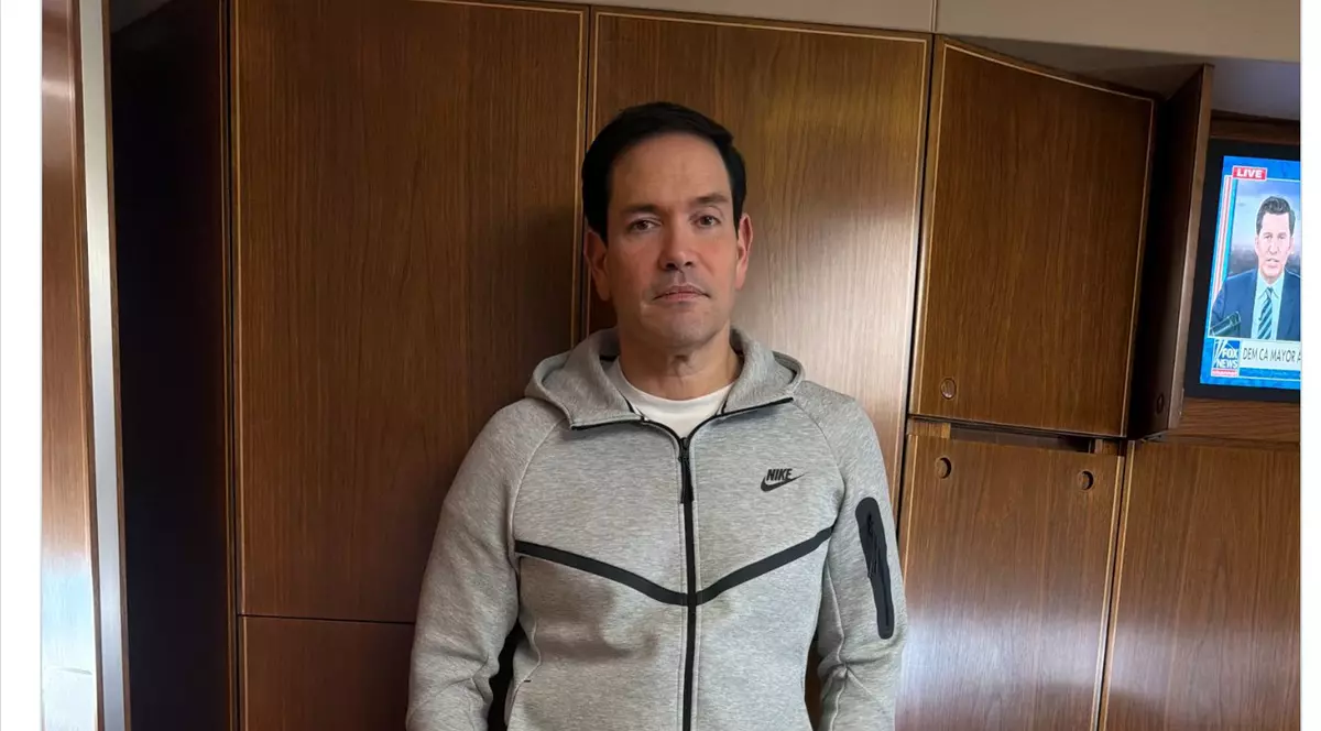 Marco Rubio, îmbrăcat la bordul Air Force One într-un trening identic cu cel purtat de Nicolas Maduro în momentul capturării sale de un comando american Captură X @StevenCheung47