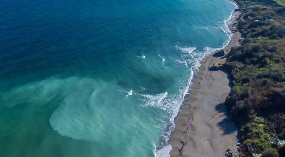 Vedere aeriana pe coasta Mării Negre la plaja Tuzla, apa turcoaz