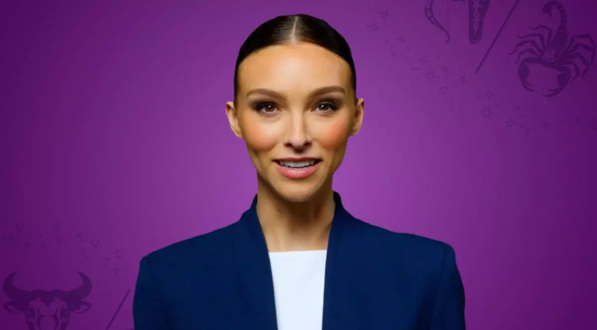 Maria este un avatar creat cu ajutorul Inteligenței Artificiale, îmbrăcată cu o bluză albă și un sacou albastru, pe fundal mov
