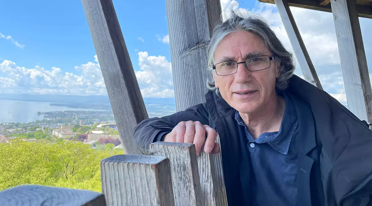 Un barbat sta sprijinit de un lemn