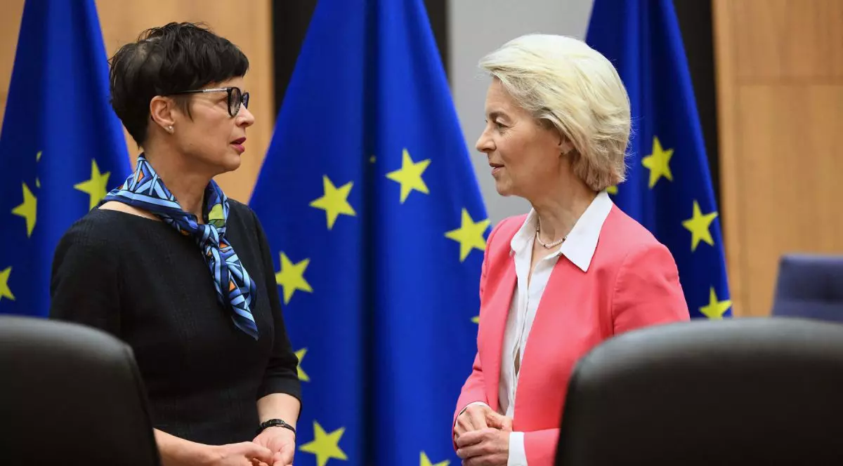Președinta Comisiei Europene, Ursula von der Leyen (dreapta), discută cu comisarul european pentru extindere, Marta Kos (stânga), înaintea reuniunii săptămânale a comisarilor europeni, care a avut loc la Bruxelles pe 14 ianuarie 2026.