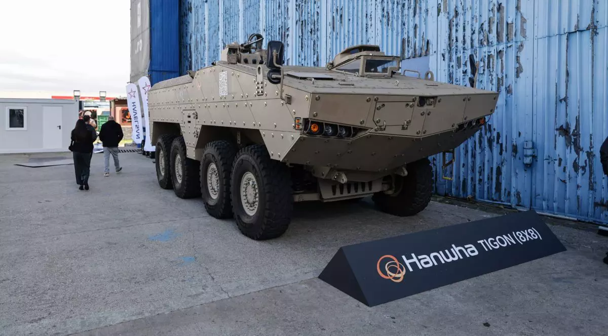 Mașină de luptă Hanwha 8x8 prezentată la BDAS.