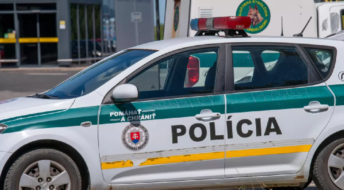 O mașină de poliție a unui echipaj din Slovacia, în timp ce este parcată în fața unei clădiri