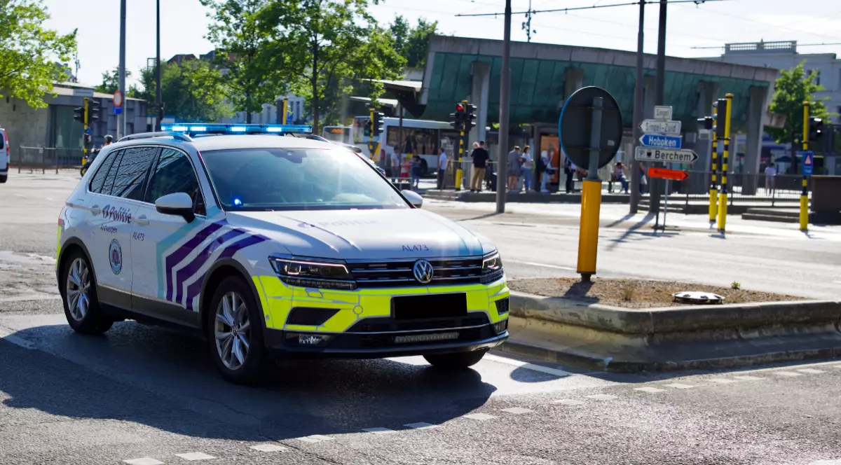 O mașină a poliției pe șosea, în Belgia