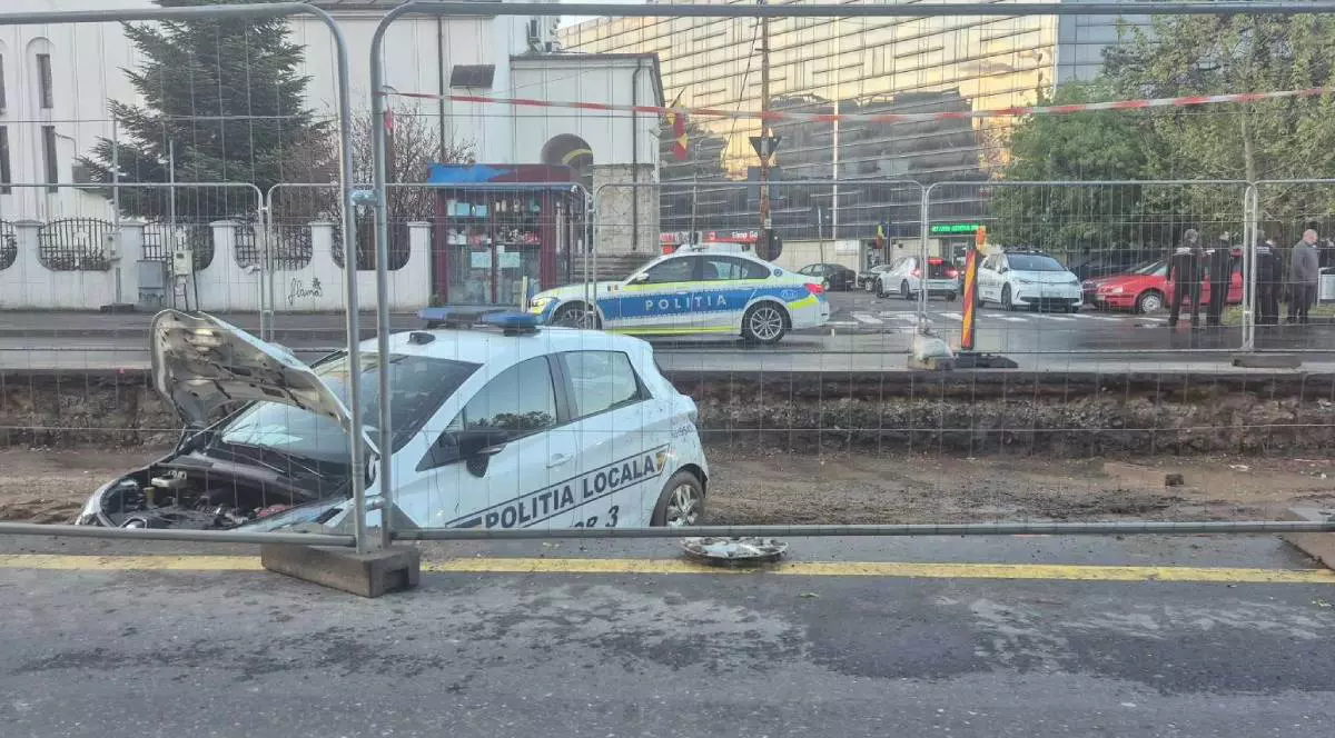O mașină Renault a Poliției Locale Sector 3 care a căzut într-un șantier de pe un bulevard bin București