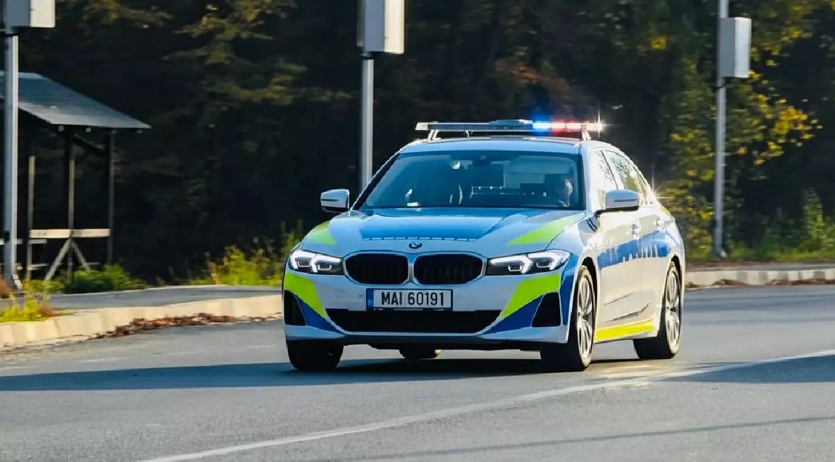 Mașină de poliție aflată în trafic