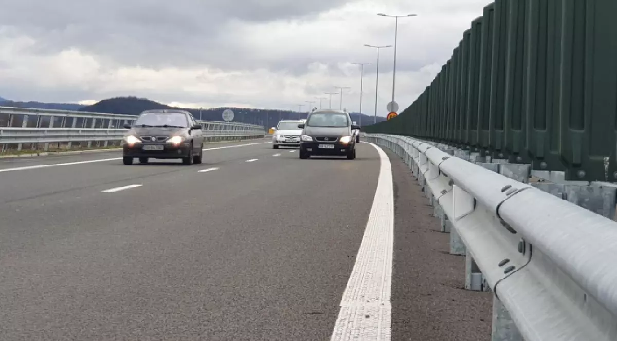 Trei mașini care circulă pe o autostradă