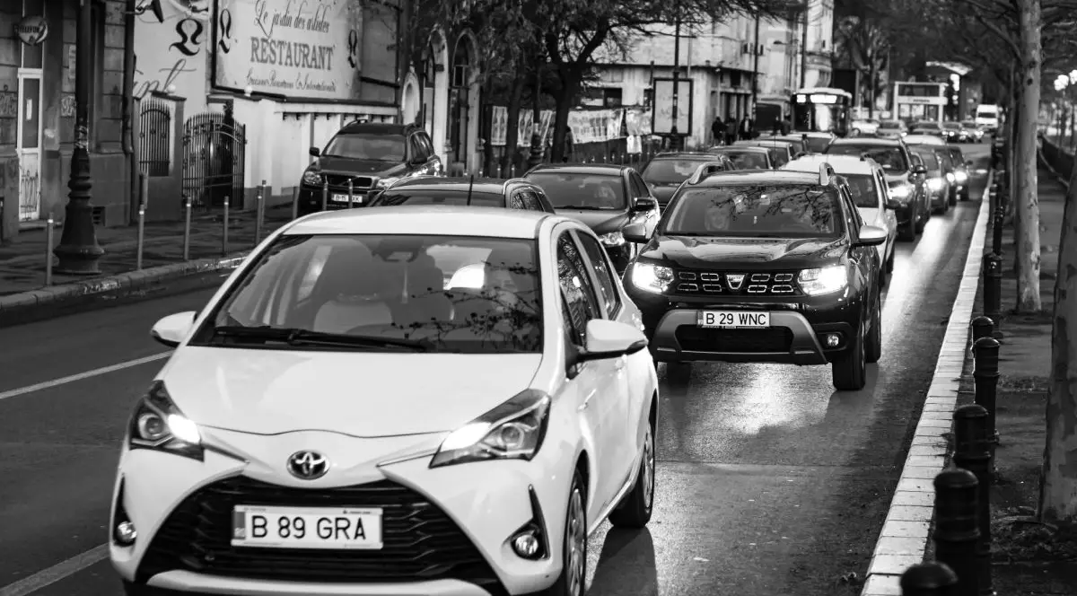 Poză alb-negru cu mașini în trafic, aglomerație pe o stradă din București