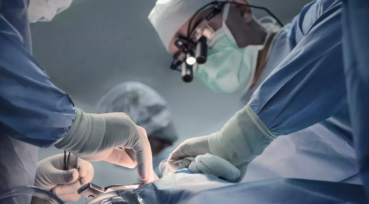Medici chirurgi în timpul unei operații.