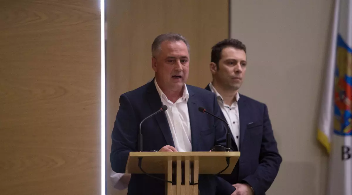 Mihai Savin, directorul general adjunct al Apa Nova, se adreseaza consilierilor municipali in timpul unei sedinte de consiliu, joi 31 ianuarie 2019, la sediul Primariei Generale din Bucuresti.
