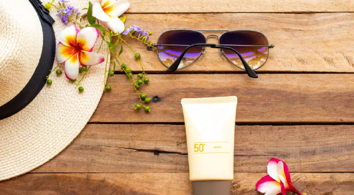 Palarie de soare ochelari si crema solara miturile tik-tok cancer piele