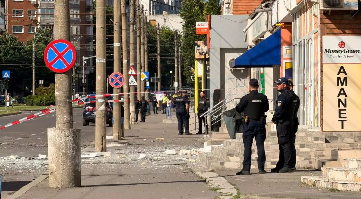 Poliția este la locul unde o drona rusească a căzut peste un bloc din Galați, a explodat și a fost un incendiu, 29 mai 2026, Galați