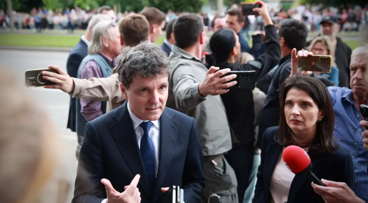 Nicușor Dan, Radu Miruță și Cătălin Predoiu, încojurați de jurnaliști la o conferință de presă la Galați