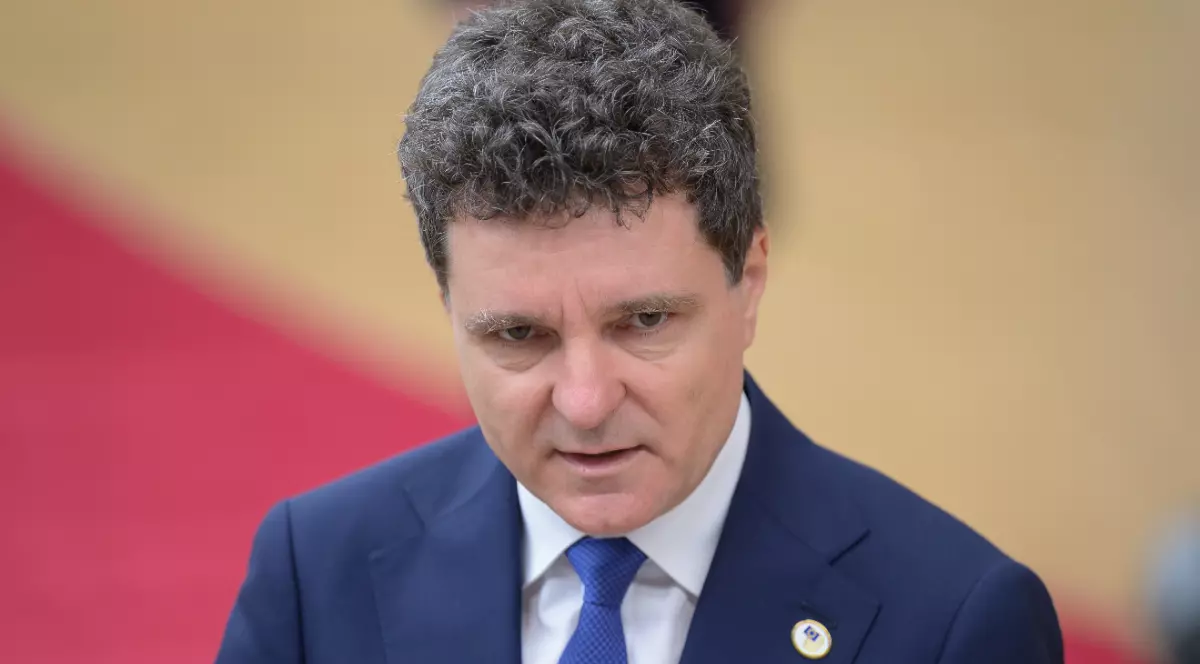 Președintele Nicușor Dan în costum și cravată albastre, vorbind în cadrul unui conferințe de presă