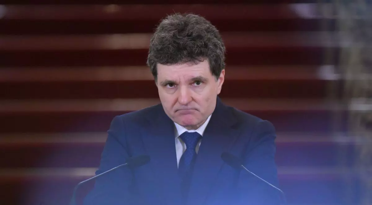 Nicușor Dan, îmbrăcat în costum albastru, cămașă albă și cravată, la pupitru, într-o conferință de presă la Palatul Cotroceni, pe 5 mai 2026