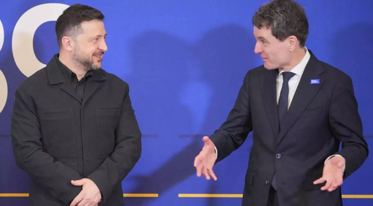 Nicușor Dan (dreapta), îl întâmpină pe președintele Ucrainei, Volodimir Zelenski, la sosirea sa la summitul celor Nouă de la București (B9) și al țărilor nordice, la Palatul Cotroceni din București, România, pe 13 mai 2026.