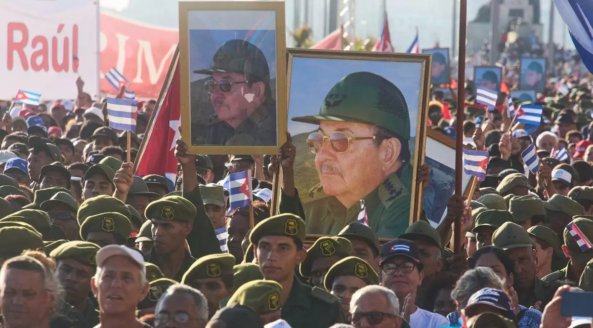 Numeroși soldați și alți cubanezi au participat vineri, 22 mai, la un miting de sprijin pentru Raul Castro Foto: Profimedia