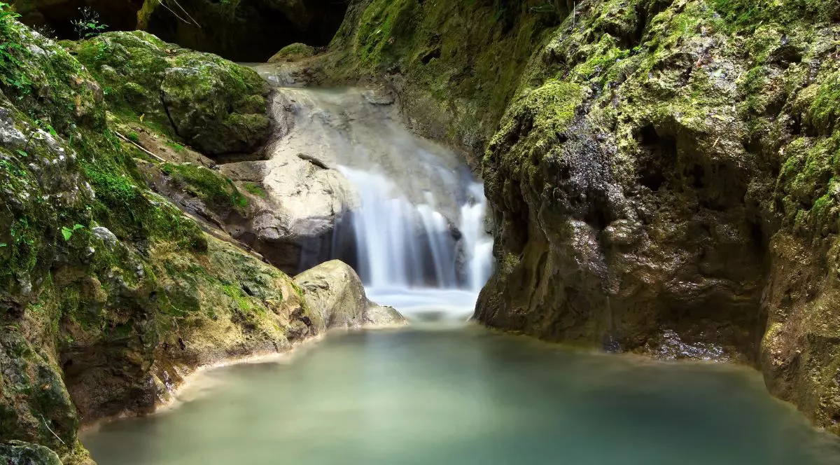 Cascada și apele de un albastru-verde turcoaz, Banjski potok, Ovčar Banja, Serbia