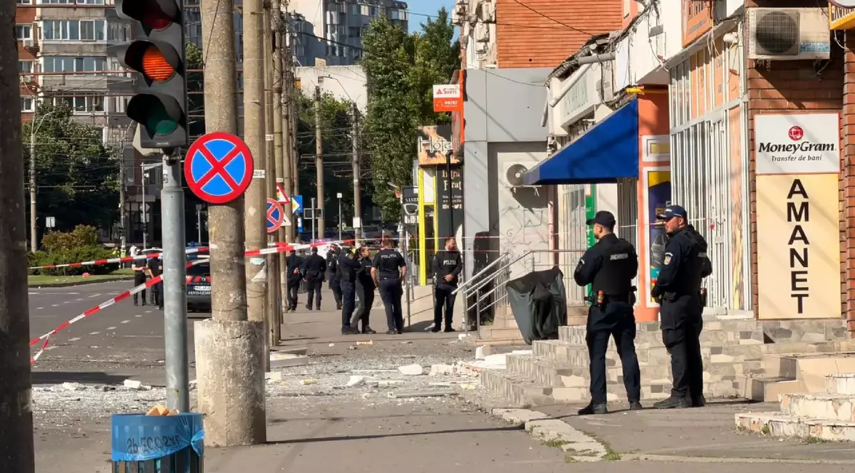 O dronă rusească a lovit un bloc din Galați.
