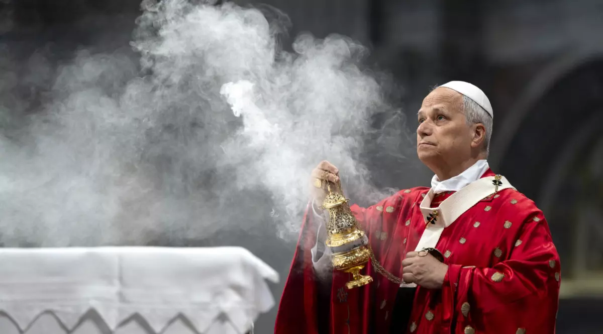 Papa Leon al XIV-lea, la Vatican, în timpul unei slujbe. Privește spre tavanul bisericii în timp ce dă cu tămâie