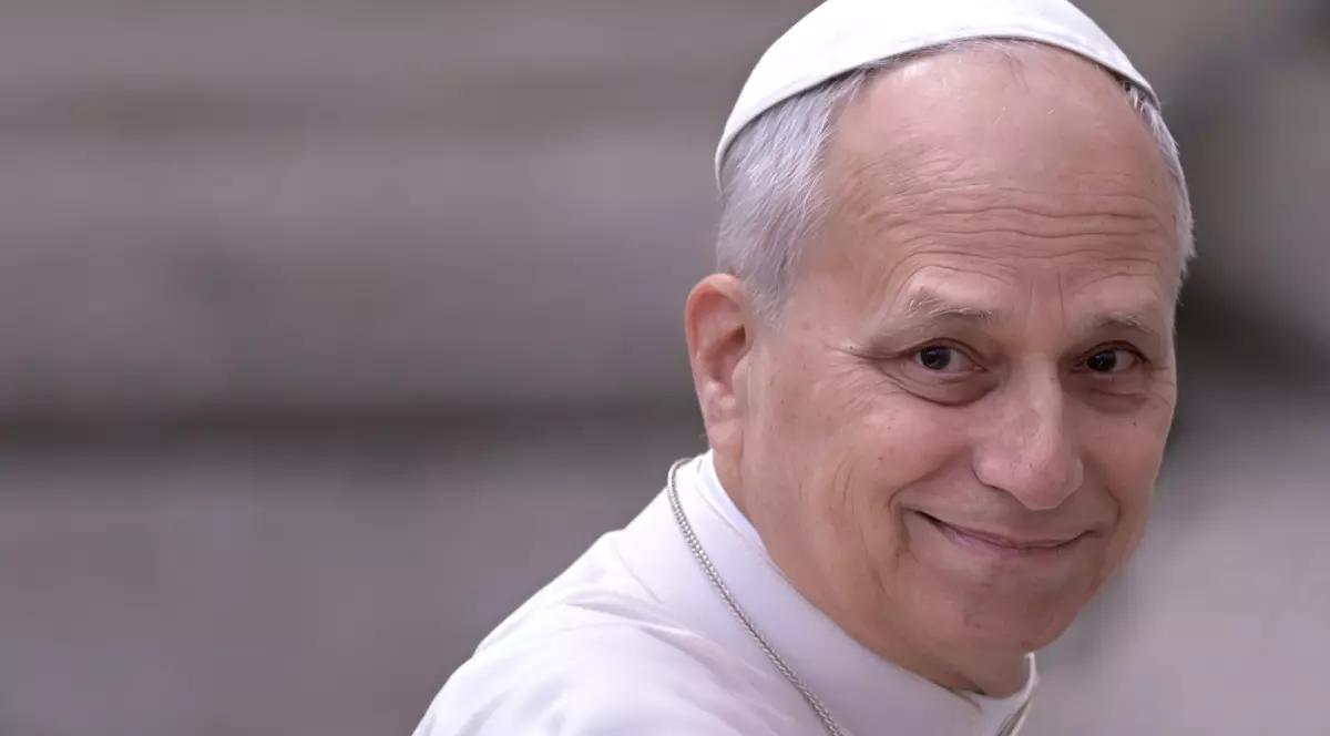 Pepa Leon, îmbrăcat în alb, în timpul unui eveniment la Vatican. Suveranul Pontif zâmbește