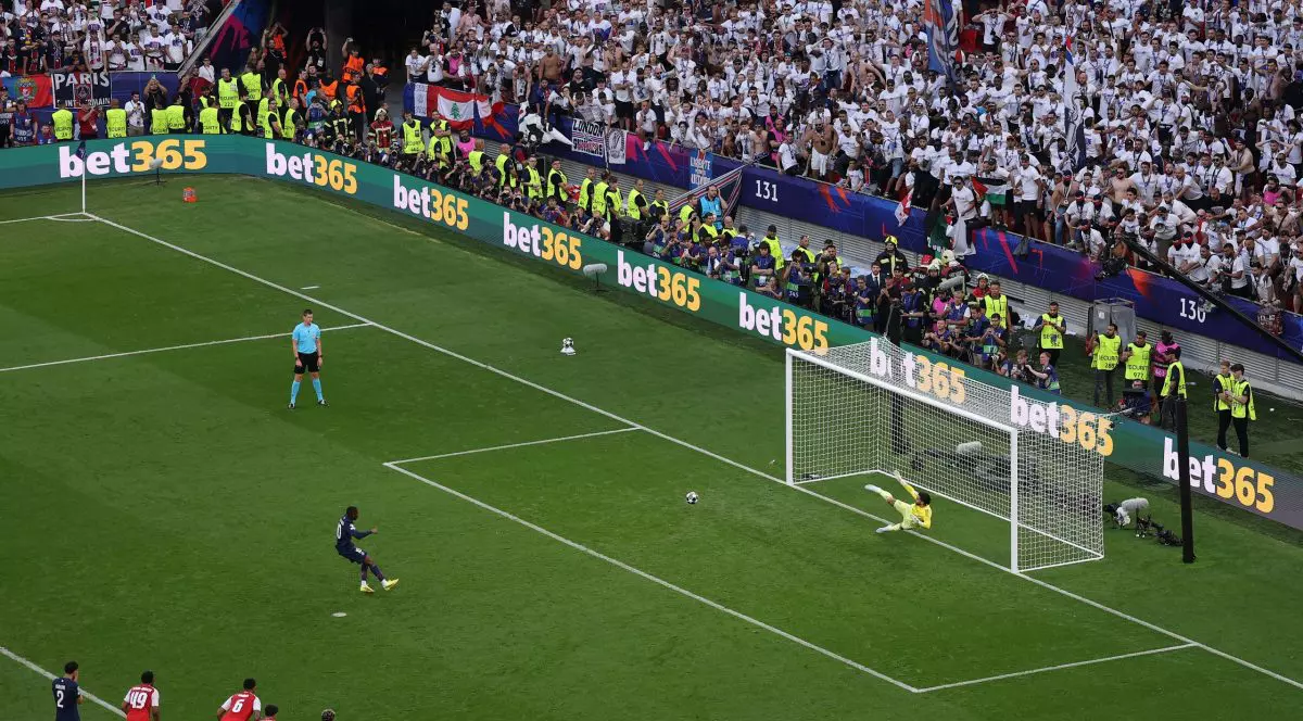 Ousmane Dembele transformă de la punctul cu var și egalează în finala Ligii Campionilor.