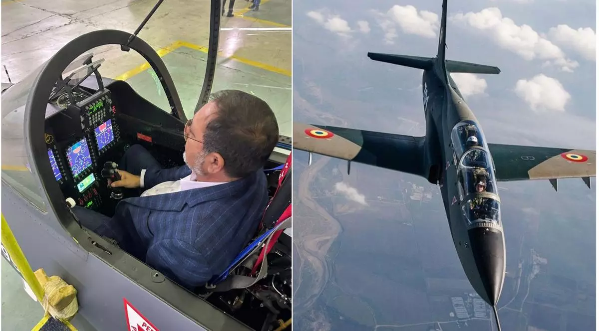 În partea stângă, fotografiat din spate, este Nicu Fălcoi, membru USR și manager general al companiei de stat Avioane Craiova, al cărui mandat nu a fost prelungit, iar în dreapta un avion al armatei cu botul în jos