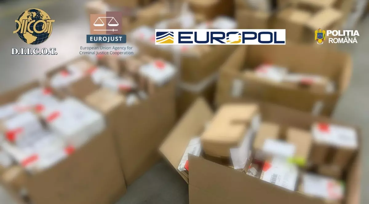 Cutii de carton cu produse ridicate în timpul unei anchete DIICOT privind o rețea de suplimente promovate fraudulos. În partea de sus apar siglele DIICOT, Eurojust, Europol și Poliția Română.