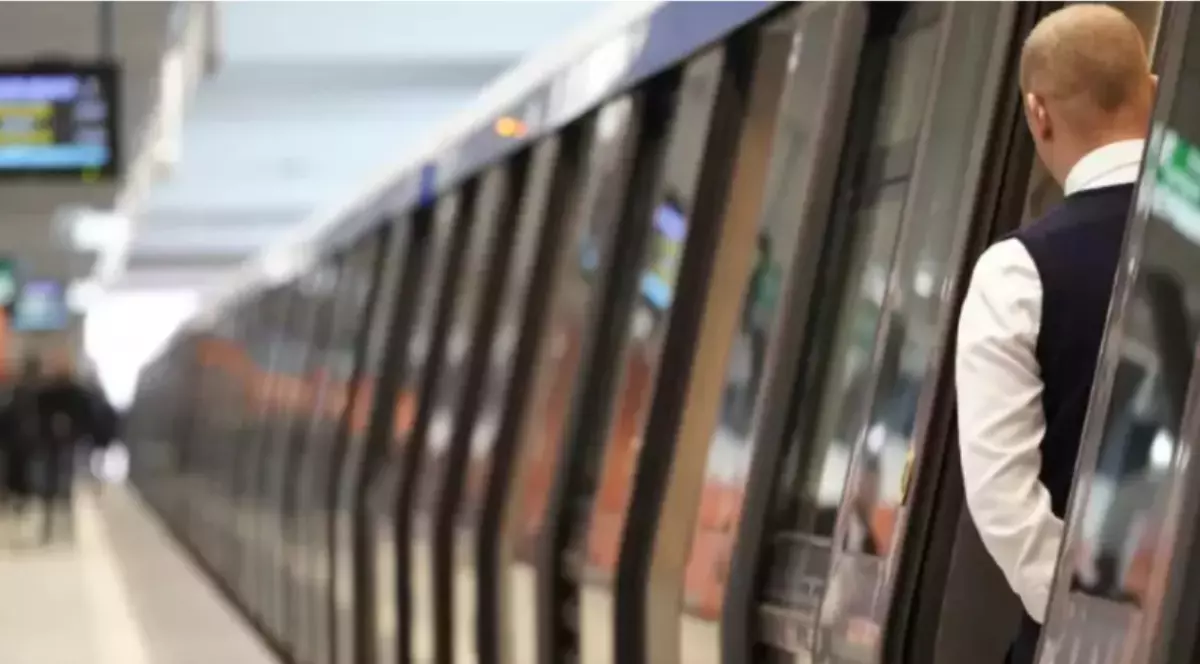 Un mecanic de tren care privește pe peron