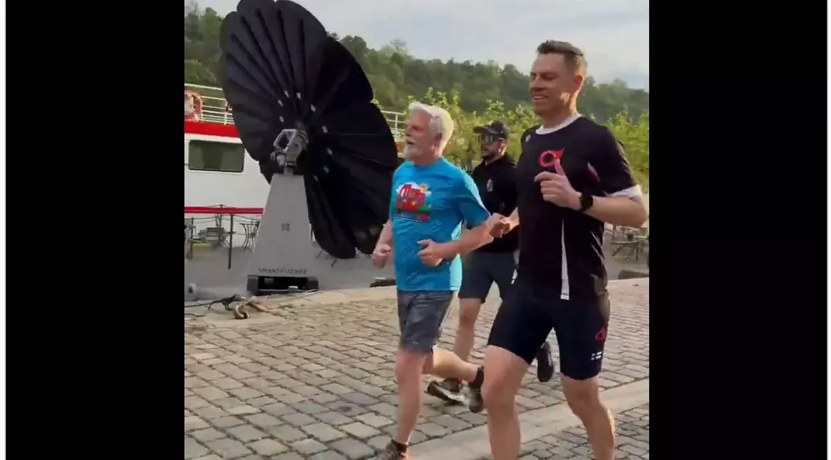 Petr Pavel (în plan îndepărtat) și Alexander Stubb, primul din imagine, fac jogging împreună în centrul Pragăi Captură X @DakdaR22