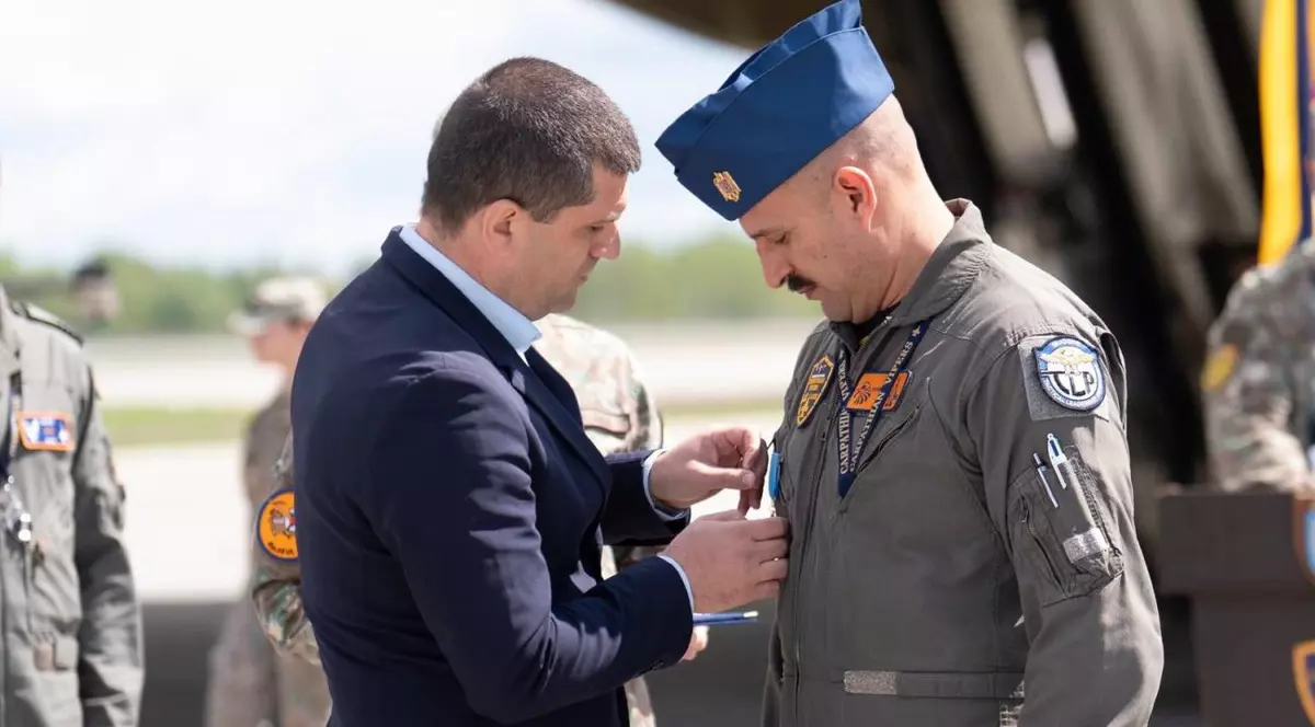 Costel-Alexandru Pavelescu, pilotul de F-16 care a doborât recent o dronă în Estonia, a fost decorat de ministrul Radu Miruță. Foto: MApN