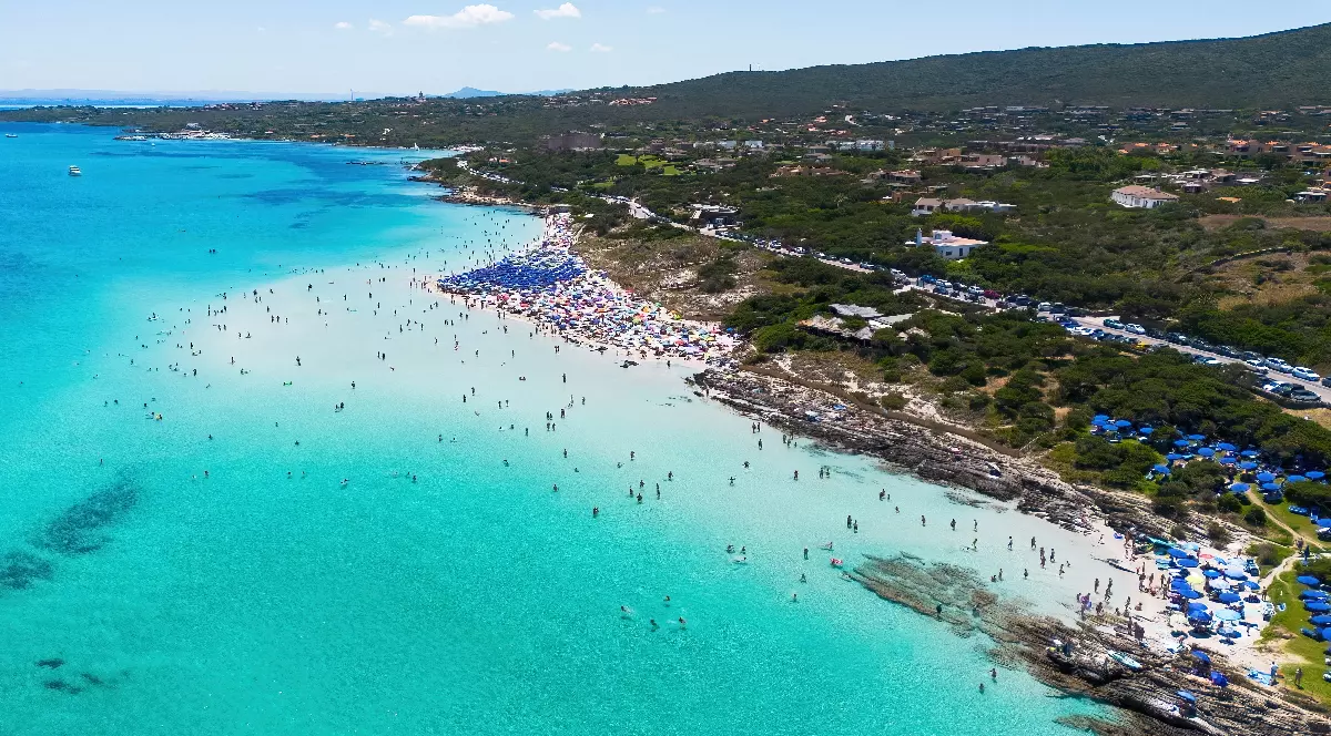 Vedere aeriană a plajei paradisiace aglomerate La Pelosa din Stintino, Sardinia, Italia.