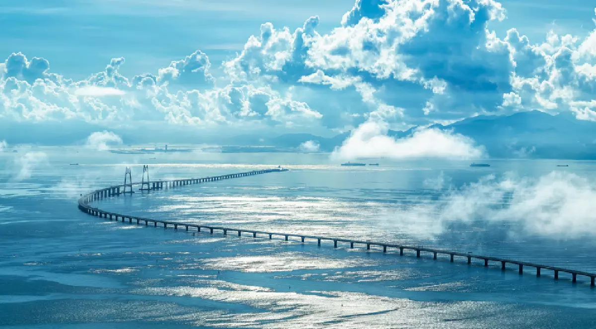 Vedere panoramică asupra podului Hong Kong-Zhuhai-Macao și a peisajului natural al oceanului