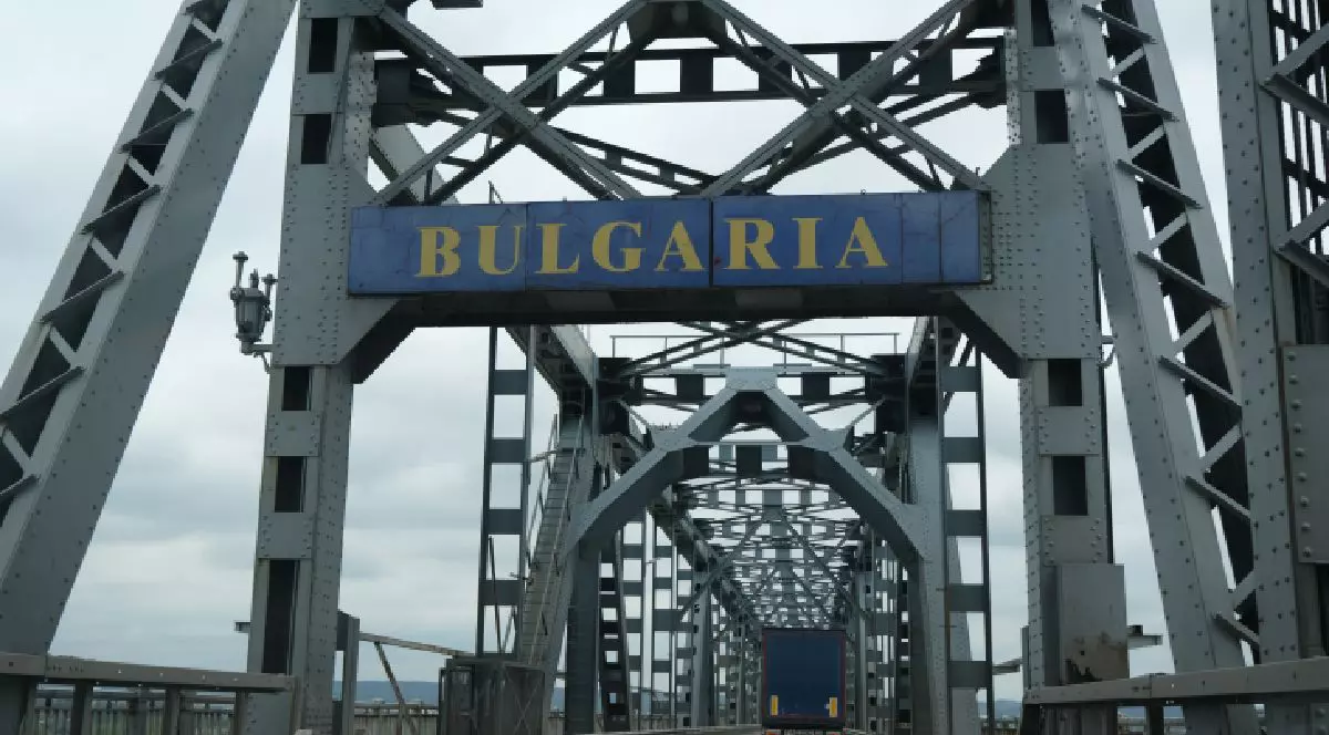 Imaginea prezintă podul Giurgiu-Ruse, la intrarea în Bulgaria, cu un camion în fundal.