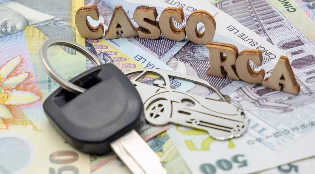 Concept de asigurare auto. cheie auto pe moneda leu românesc și abreviere de emitere