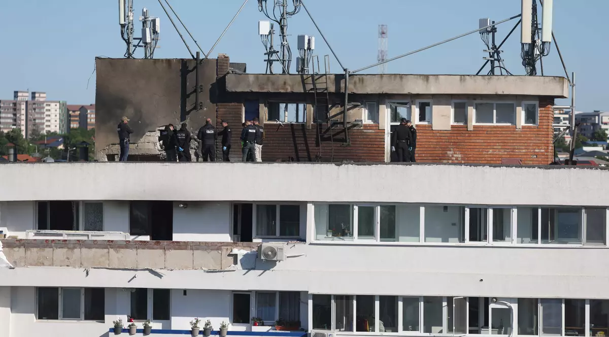 Politisti si anchetatori la blocul lovit de drona in Galati, 29 mai 2026